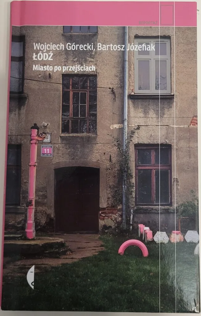 Przedstawiona książka tytuł "Łódź miasto po przejściach".